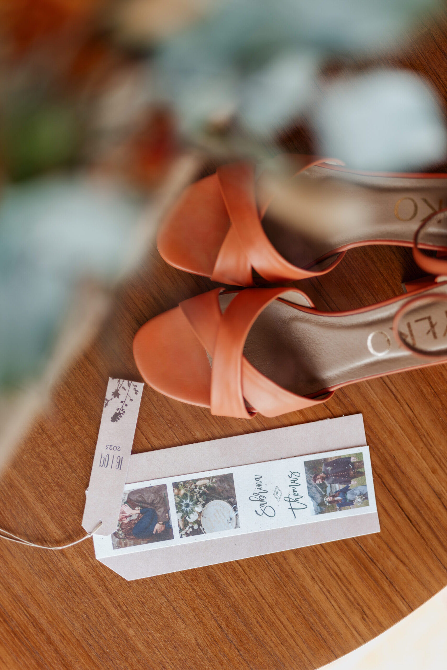 orange Brautschuhe mit Hochzeitseinladung