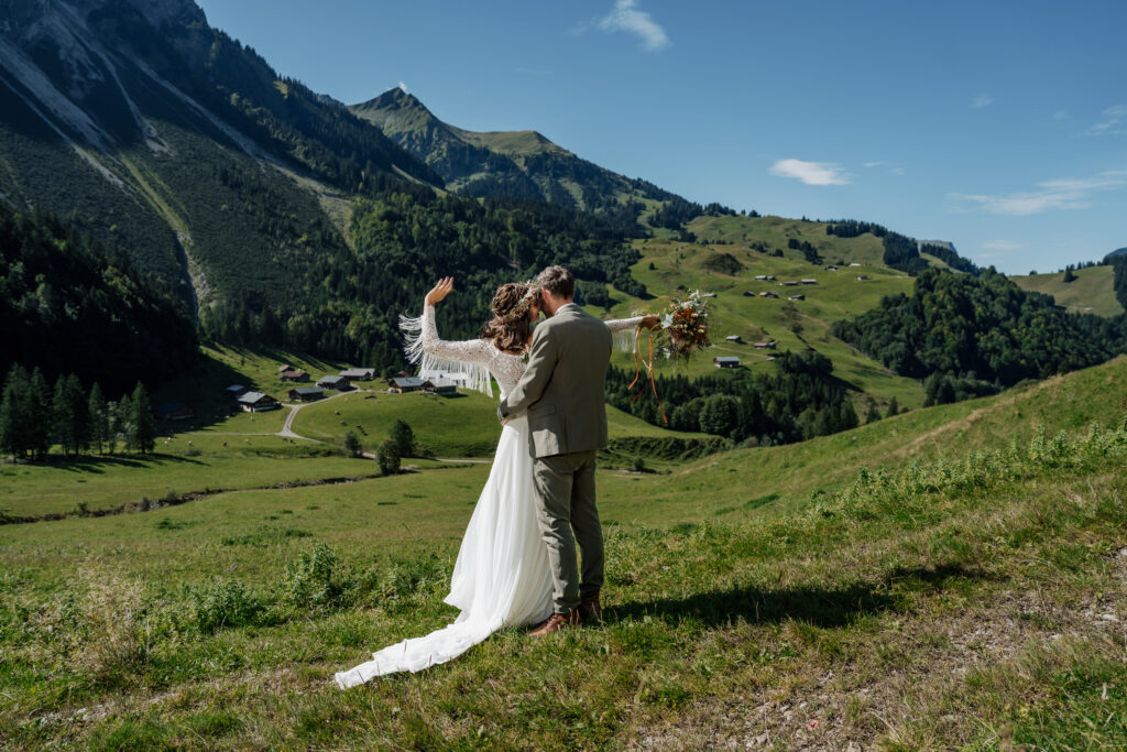 Brautpaar von Hinten in freier Natur